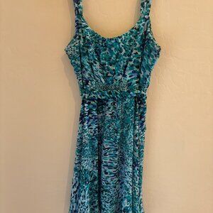 Sleeveless dress with scoop neck